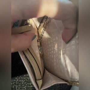 Photo 1: shows main pocket no stains